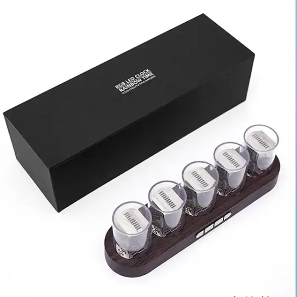 Conjunto de cinco relógios LED Nixie em caixa de madeira, com visor digital e controle de cores RGB, apresentado numa embalagem preta elegante.
