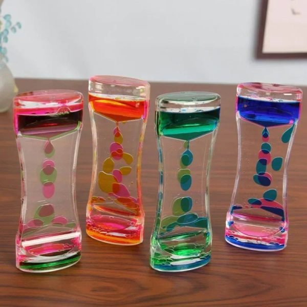 Quatro ampulhetas de óleo líquido com cores diferentes: rosa, laranja, verde e azul, exibindo o fluxo de óleo de cima para baixo.