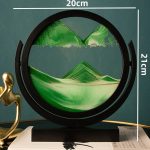 Relógio de areia rotativo com esfera de vidro e base preta, mostrando a areia verde em movimento, medindo 20cm de diâmetro e 21cm de altura.