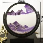 Quadro decorativo com paisagem de montanhas em tons de roxo, com dimensões de 20cm de diâmetro e 21cm de altura, em moldura preta, ideal para decoração científica ou educativa.