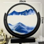 Relógio de areia rotativo com paisagem de montanhas azuis, diâmetro de 20cm, altura de 21cm, com base preta e estrutura circular.