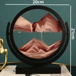 Relógio de areia rotativo com fundo de montanhas e paisagem de deserto, medindo 20cm de diâmetro e 21cm de altura, com estrutura preta e base sólida.