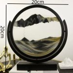 Relógio de areia rotativo com paisagem montanhosa em vidro, medindo 20cm de diâmetro e 20cm de altura, com estrutura preta e base sólida.