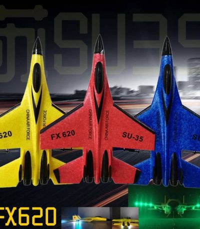 Três modelos de aviões de corrida em cores amarelo, vermelho e azul, com detalhes de marca e design aerodinâmico, em fundo escuro com efeito de movimento.