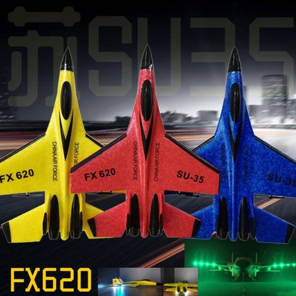 Três modelos de aviões de corrida em cores amarelo, vermelho e azul, com detalhes de marca e design aerodinâmico, em fundo escuro com efeito de movimento.