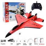 Foguete de combate RC vermelho com asas pretas, controlador remoto, bateria, carregador, hélice de substituição e bateria extra, em fundo branco.