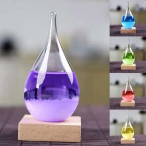 Vaso de vidro com líquido roxo, colocado numa base de madeira, com fundo desfocado.