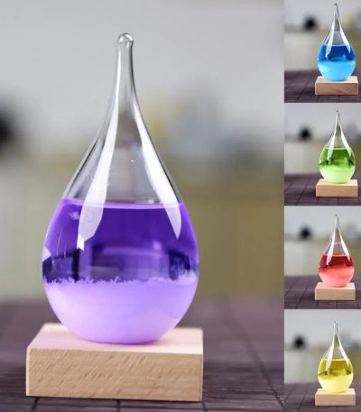 Vaso de vidro com líquido roxo, colocado numa base de madeira, com fundo desfocado.