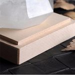 Bloco de madeira de diferentes tamanhos empilhados, usado em demonstrações de física e experimentos científicos.