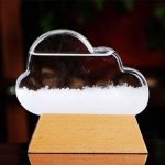 Nuvem de cristal transparente em forma de nuvem, com efeito de vapor na base de madeira, fundo escuro com reflexos de luz.