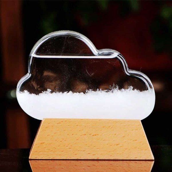 Nuvem de cristal transparente em forma de nuvem, com efeito de vapor na base de madeira, fundo escuro com reflexos de luz.