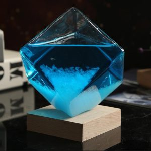 Cristais de sal azuis em forma de cubo, equilibrados sobre uma base de madeira, com fundo escuro e iluminação que realça a transparência e a cor.