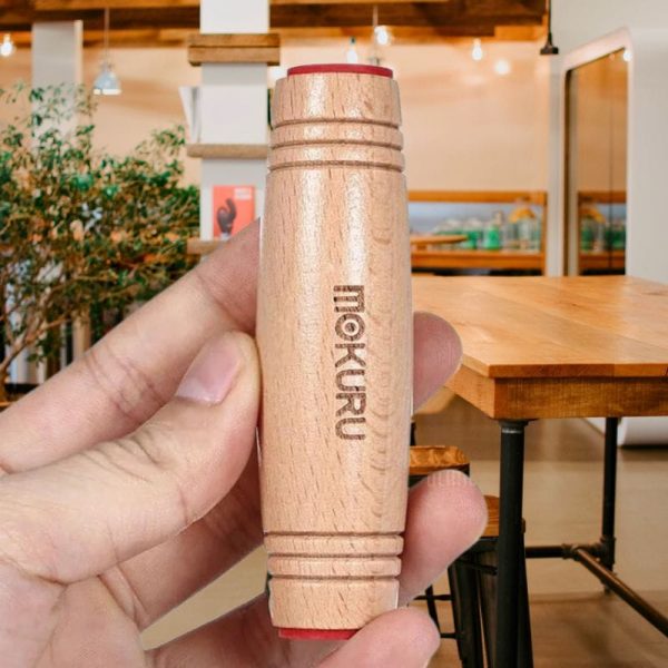 Bastão Mokuru de madeira com acabamento liso, detalhes gravados e extremidades vermelhas, usado para manipulação e coordenação motora.