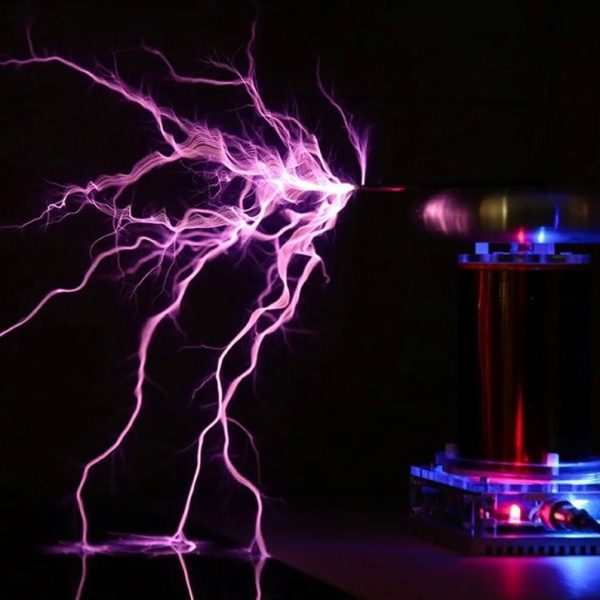 Descarga de plasma azul e roxa de uma bobina de Tesla, com faíscas elétricas visíveis no ar escuro.