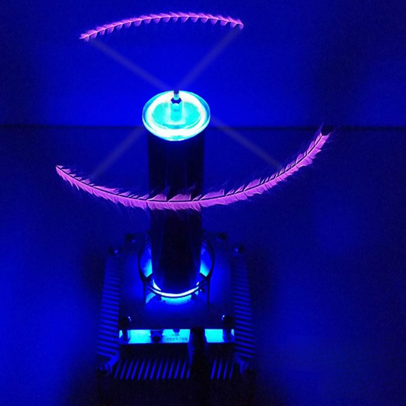 Miniatura de Bobina de Tesla com Luzes Bobina de Tesla miniatura a emitir faíscas azuis com efeitos de luzes violetas e roxas, destacando-se num ambiente escuro com faíscas visíveis.