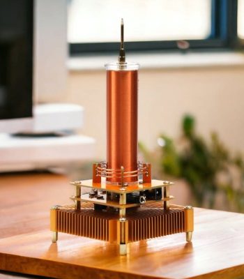 Bobina de Tesla em miniatura com estrutura metálica e componente de alta voltagem, colocada numa mesa de madeira com fundo de janela e plantas.