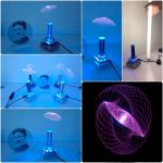 Bobina de Tesla miniatura a emitir descargas elétricas azuis e efeitos de luz roxa, com componentes visíveis e uma imagem de um homem antigo ao lado.
