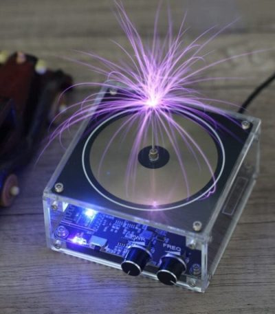 Bobina de Tesla musical a gerar faíscas violetas com efeito de plasma visível, circuito eletrônico e controle de volume na base de acrílico transparente.