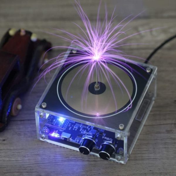 Bobina de Tesla musical a gerar faíscas violetas com efeito de plasma visível, circuito eletrônico e controle de volume na base de acrílico transparente.