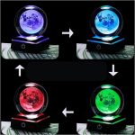Bola de cristal com efeito lunar que muda de cor entre azul, vermelho e verde, exibindo diferentes fases da lua.