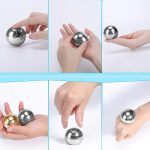 Vários ângulos de uma bola giroscópio metálica, incluindo mãos segurando, mostrando detalhes e escala do produto.