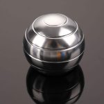 Bola giroscópio de metal com acabamento brilhante, vista frontal, refletindo luz e fundo escuro.