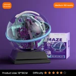 Bola labirinto 3D com várias camadas e engrenagens visíveis, apresentada numa base preta com embalagem ao lado, fundo roxo.