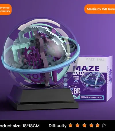 Bola labirinto 3D com várias camadas e engrenagens visíveis, apresentada numa base preta com embalagem ao lado, fundo roxo.