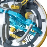Visão interior de uma bola labirinto 3D com componentes em azul, cinza e amarelo, mostrando o percurso e mecanismos internos.