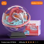 Bola labirinto 3D com várias cores e obstáculos internos, exibida numa base preta com embalagem ao lado, para desafios de nível médio.