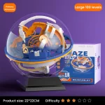 Bola labirinto 3D com várias plataformas e obstáculos, vista de cima, com embalagem ao lado, destaque para o design colorido e complexo.