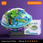 Bola labirinto 3D com vários níveis coloridos, mostrada numa base preta e embalagem ao lado, com destaque para o design complexo e várias cores.