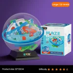 Bola de labirinto 3D transparente com vários caminhos coloridos, mostrada ao lado da caixa do produto com detalhes do jogo e dificuldade.