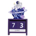 Calendário de blocos com ilustração de astronauta sentado em um planeta com anéis, estrelas e planetas ao fundo, em tons de roxo e branco.