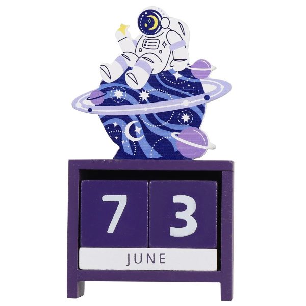 Calendário de blocos com ilustração de astronauta sentado em um planeta com anéis, estrelas e planetas ao fundo, em tons de roxo e branco.