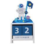 Calendário perpétuo com astronauta e tema espacial, mostrando o dia 32 de setembro, com detalhes de planetas e estrelas em fundo azul.