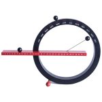 Dispositivo de calendário perpétuo com roda de meses, dias e ponteiro para dias do mês, em cores preto, vermelho e cinza.