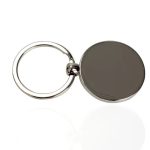 Chaveiro com disco metálico escuro e anel de metal prateado, vista frontal, com fundo branco.