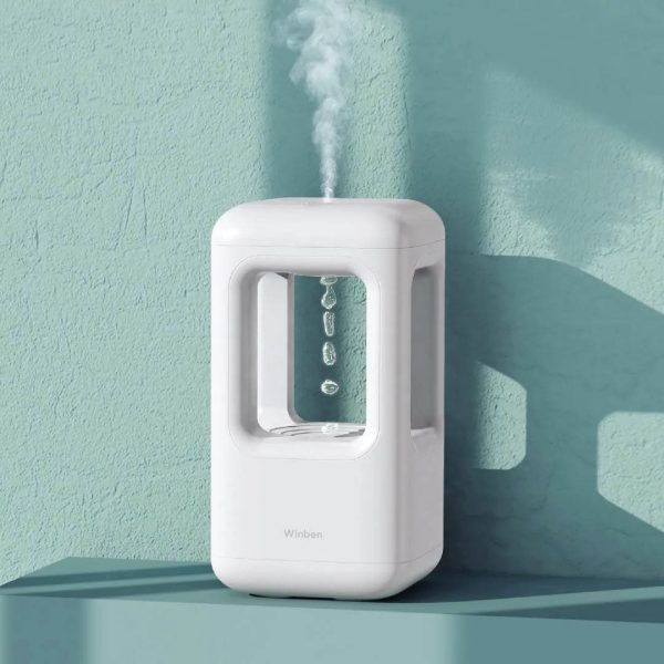 Lâmpada de plasma branca com efeito de gotas de água a cair, emitindo luz azul, colocada numa superfície azul junto a uma parede de cor semelhante.