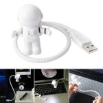 Miniatura de luminária de astronauta com cabo USB, vista de frente, com detalhes do capacete e corpo branco, ideal para decoração de espaço ou escritório.