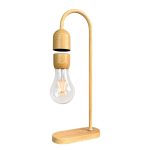 Candeeiro de mesa com estrutura de madeira, lâmpada de filamento visível e suporte curvo, estilo minimalista e elegante.