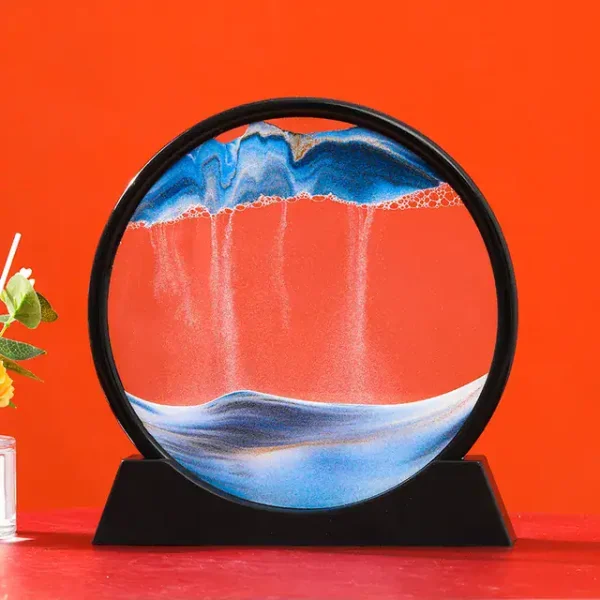 Lâmpada de plasma com areia azul e efeito de luzes coloridas, vista frontal com base preta, fundo laranja vibrante.