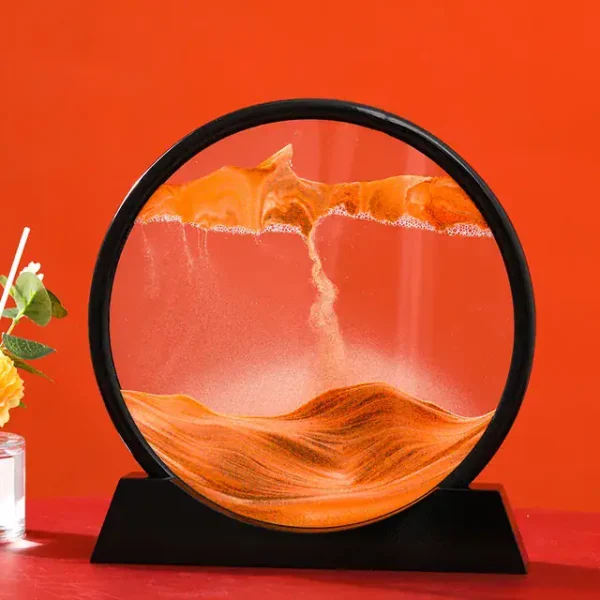 Lâmpada de areia laranja com efeito de areia em movimento, vista frontal, com base preta, fundo laranja vibrante, detalhes de areia caindo e formando formas.