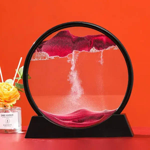 Lâmpada de areia rosa com base preta, mostrando a areia a cair dentro do vidro circular, fundo laranja vibrante.