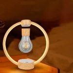 Candeeiro de levitação com lâmpada LED visível, estrutura de madeira e base com controlo táctil, ambiente com iluminação quente.