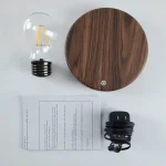 Lâmpada de filamento LED, base de madeira com sensor de toque, cabo de alimentação e instruções, tudo disposto sobre uma superfície branca.