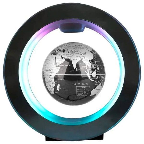 Candeeiro de levitação com globo terrestre em escala de cinza, rodeado por luzes LED coloridas, em um design moderno e futurista.