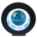 Candeeiro de levitação com globo terrestre suspenso no centro, rodeado por luzes LED coloridas, em uma base preta.