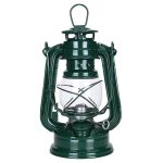 Candeeiro de óleo antigo de cor verde com vidro transparente e mecanismo de acendimento manual, usado para iluminação tradicional.