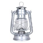 Candeeiro de óleo antigo de metal com vidro transparente, alça de transporte e base circular, usado para iluminação tradicional.